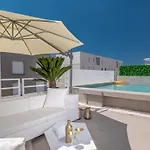 Golden Cell Apartment *