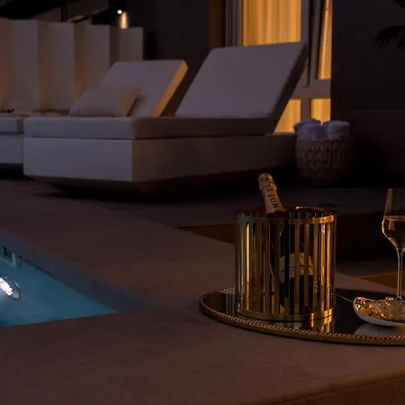 Golden Cell Apartment *