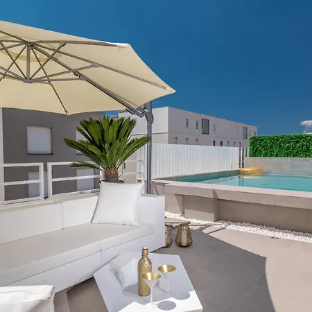 Golden Cell Apartment *