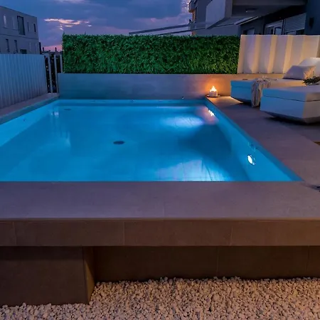 Golden Cell Apartment *