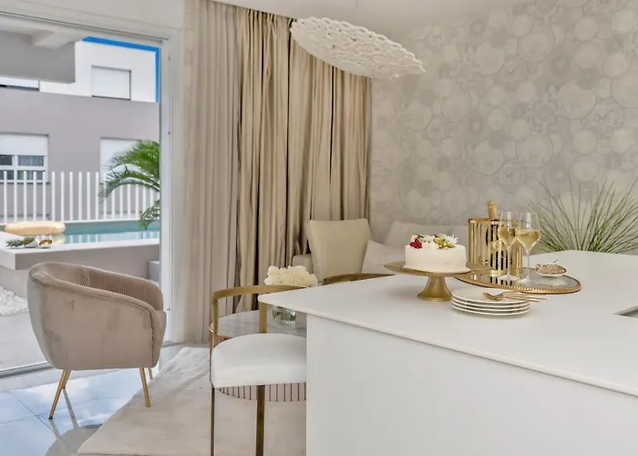 Golden Cell Apartment *