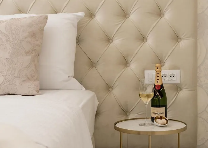 Golden Cell Apartment Split